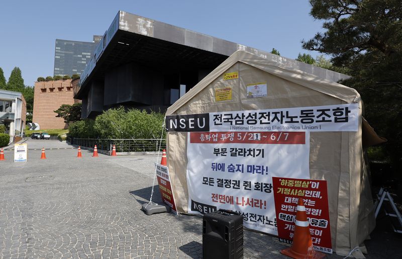 [서울=뉴시스] 김혜진 기자 = 전국삼성전자노동조합이 6일 오전 서울 용산구 이재용 삼성전자 회장 자택 앞에서 10일째 천막농성을 하고 있다. 2026.05.06. jini@newsis.com