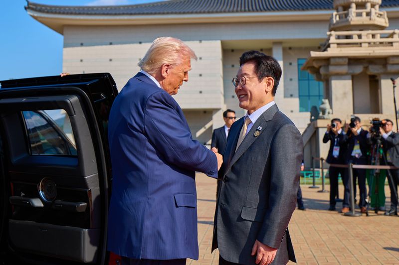 [경주=뉴시스] 고범준 기자 = 이재명 대통령이 29일 경북 경주박물관에 도착한 도널드 트럼프 미국 대통령을 만나 악수를 하고 있다. (사진=대통령실 제공) 2025.10.29. photo@newsis.com *재판매 및 DB 금지