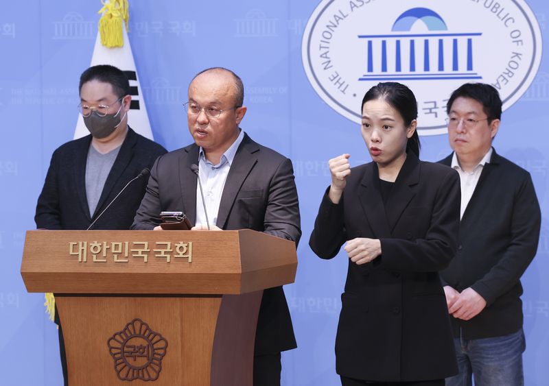 [서울=뉴시스] 김근수 기자 = 민경권 대한민국 주주운동본부 대표가 7일 오전 서울 여의도 국회 소통관에서 열린 삼성전자 파업관련 기자회견에서 발언하고 있다. 2026.05.07. ks@newsis.com