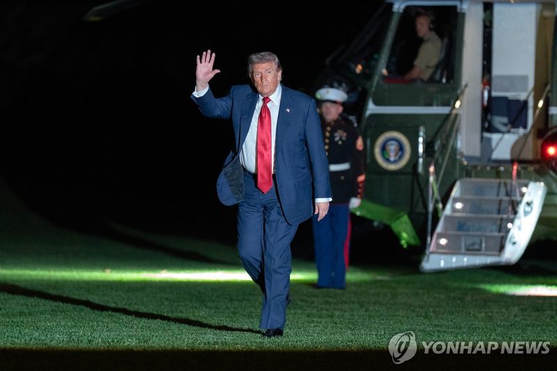 마린원에서 내리며 인사하는 트럼프 대통령 (출처=연합뉴스)