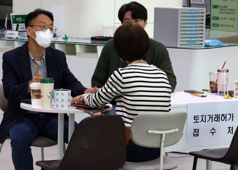 [서울=뉴시스] 배훈식 기자 = 다주택자 양도 소득세 중과 면제 종료일인 9일 오후 서울 송파구청 1층 로비에 마련된 토지거래허가 접수처를 찾은 한 시민이 부동산정보과 담당자와 상담하고 있다. 국토교통부가 이날 오후 6시까지 관련 서류를 제출하고 최대 11월까지 양도 절차를 마무리하면 양도세 중과를 면제키로 하면서 서울 25개 구청이 휴일임에도 문을 열었다 2026.05.09. dahora83@newsis.com