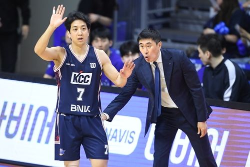 KCC의 허훈과 이상민 감독 (출처=연합뉴스)