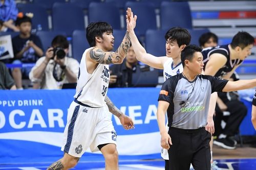 소노의 케빈 켐바오와 이정현 (출처=연합뉴스)