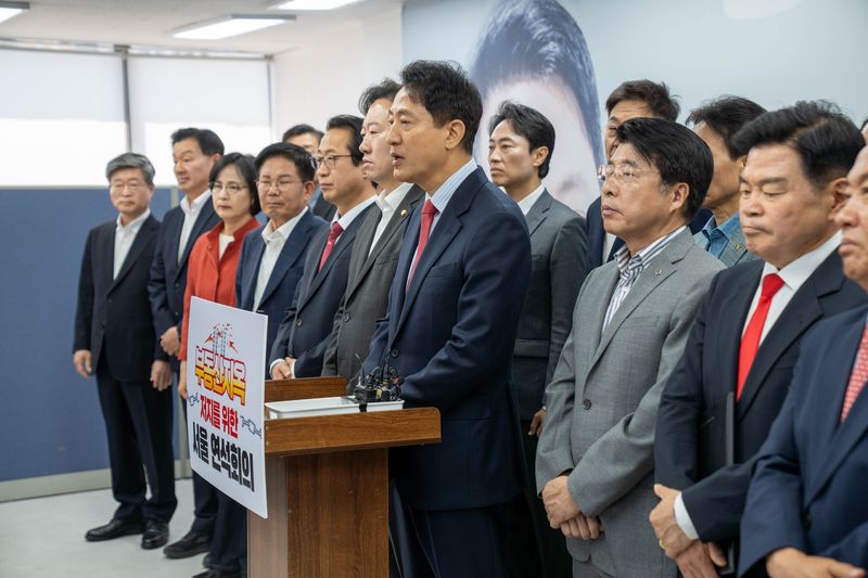 [서울=뉴시스]오세훈 국민의힘 서울시장 후보가 9일 서울 25개 자치구 가운데 21대 자치구 구청장 후보들과 '부동산 지옥 저지를 위한 연석회의'를 열었다. (사진 = 오 후보 측 제공). 2026.05.09. photo@newsis.com *재판매 및 DB 금지