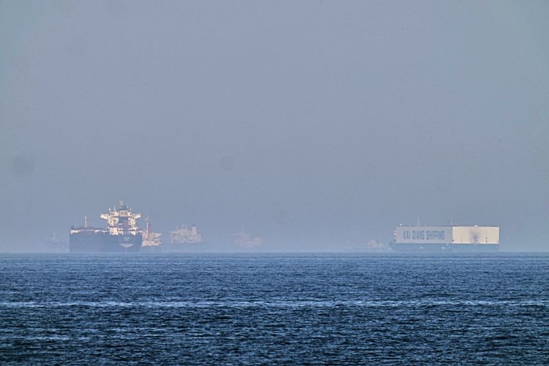[코르 파칸(아랍에미리트)=AP/뉴시스]아랍에미리트(UAE) 코르 파칸 해안에서 1일 호르무즈 해협 봉쇄로 발이 묶인 유조선과 자동차운반선이 정박해 있는 모습이 보이고 있다. 미 해군 프리깃함 1척이 4일 호르무즈 해협에서 이란 해군의 "공격" 경고를 무시한 후 2발의 미사일에 맞았다고 이란 반관영 파르스 통신이 보도했다. 2026.05.04.