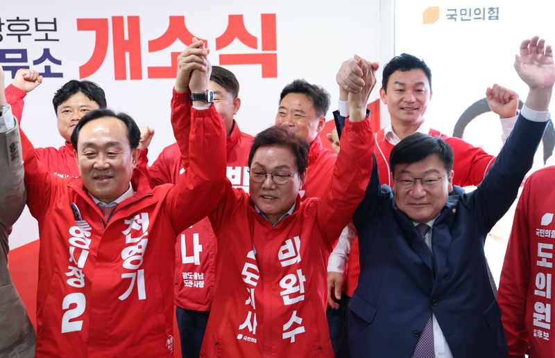 [통영=뉴시스]박완수(가운데) 경남도지사 후보가 9일 오후 통영시 그랜드빌딩에서 열린 천영기(왼쪽) 통영시장 후보 선거사무소 개소식에 참석해 천 후보와 정점식(통영시고성군) 국회의원 손을 맞잡고 인사하고 있다.(사진=박완수후보 산거사무소 제공) 2026.05.09. photo@newsis.com