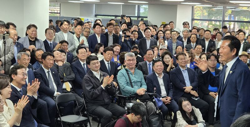 정청래 더불어민주당 대표가 9일 오후 부산 부산진구에서 열린 전재수 부산시장 후보 선거사무소 개소식에서 발언하고 있다. 2026.5.9 ⓒ 뉴스1 임순택 기자
