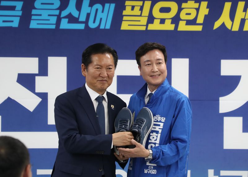 전태진 더불어민주당 울산 남구갑 국회의원 보궐선거 후보가 9일 자신의 선거사무소 개소식에서 정청래 대표로부터 운동화를 전달 받고 있다. 2026.5.9 ⓒ 뉴스1 조민주 기자