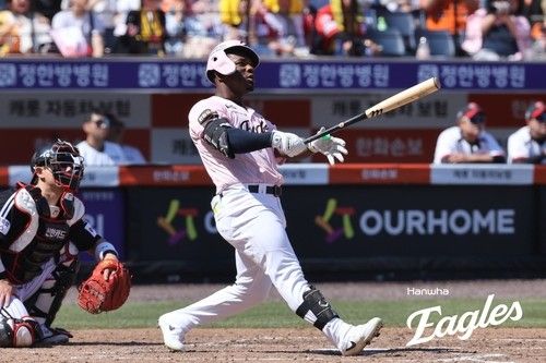 동점 투런포 날린 페라자 (출처=연합뉴스)