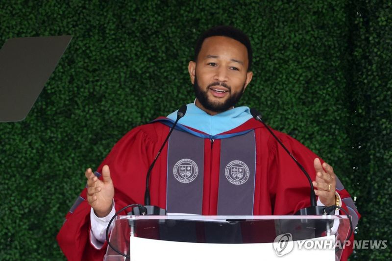 2024년 5월 미국 캘리포니아주 로욜라 메리마운트대 졸업식에서 연설하는 가수 존 레전드 (출처=연합뉴스)