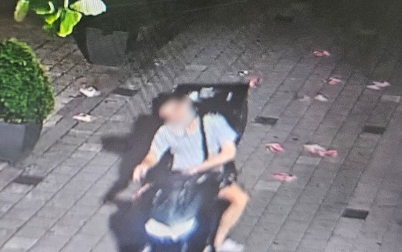 강남 일대 불법 전단지 배포 장면 (출처=연합뉴스)