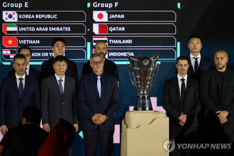 2027 AFC 아시안컵 우승 트로피 앞에서 사진 촬영에 나선 김상식(밑줄 왼쪽 두번째) 베트남 대표팀 감독 (출처=연합뉴스)