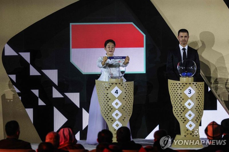 2027 AFC 아시안컵 조추첨에서 추첨자로 나선 김유정 국제심판 (출처=연합뉴스)