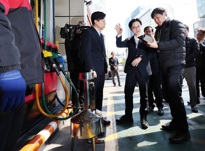 [서울=뉴시스] 박주성 기자 = 김정관 산업통상부 장관이 13일 오전 석유 최고가격제 관련 서울 마포구 SK에너지 직영 주유소를 방문해 한국석유관리원 직원에게 정량기준탱크를 사용해 정량 검사하는 방법에 대한 설명을 듣고 있다. 정량기준탱크는 주유소 등에서 정량(정량판매) 검사를 위해 사용되는 기준계량용 탱크이다. 2026.03.13. park7691@newsis.com