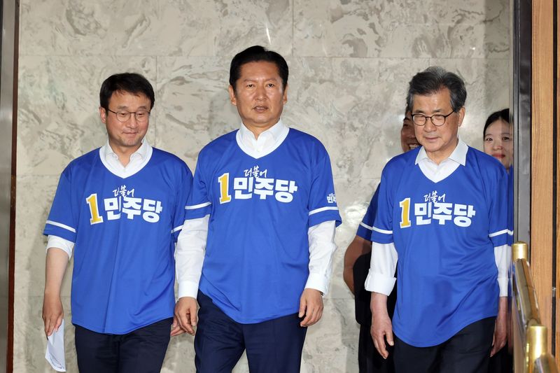 더불어민주당 정청래 대표와 한병도 원내대표가 10일 국회에서 열린 대한민국 국가 정상화 선거대책위원회 출범식에 참석하고 있다. 사진=서동일 기자