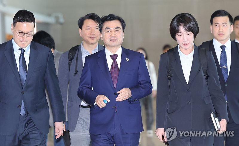 출국하는 안규백 국방부 장관 (출처=연합뉴스)