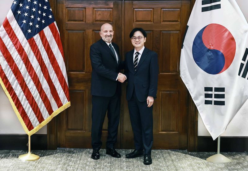 지난 5월 김정관 산업통상부 장관이 미국 워싱턴 DC 상무부 회의실에서 하워드 러트닉 미국 상무부 장관과 기념 촬영하고 있다. 산업통상부 제공. 사진=뉴시스