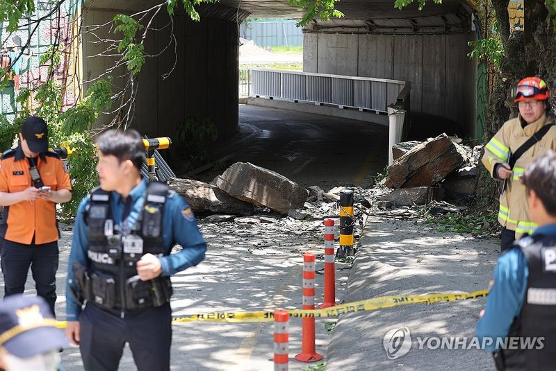 통제되는 낙석 사고 현장 (출처=연합뉴스)