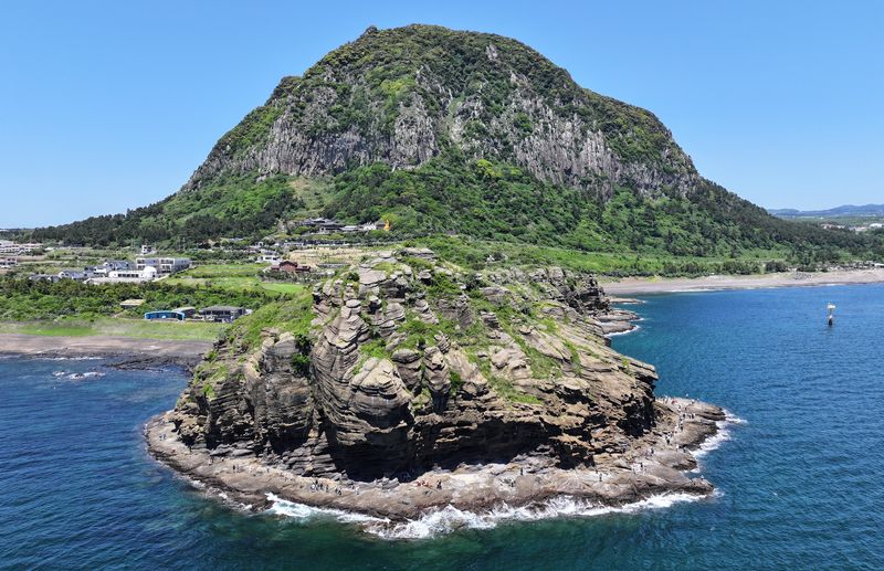 제주도 세계지질공원 대표명소인 산방산과 용머리해안. 제주도는 2010년 국내에서 처음 유네스코 세계지질공원으로 인증된 뒤 2014년, 2018년, 2022년 세 차례 재검증을 통과했다. /사진=연합뉴스