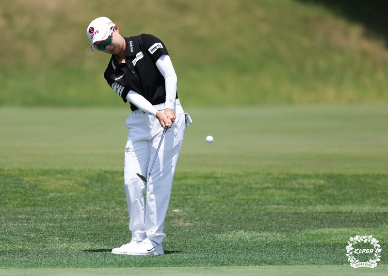 프로골퍼 김효주가 10일 경기 용인에 위치한 수원CC에서 열린 'NH투자증권 LADIES CHAMPIONSHIP' 마지막 라운드에서 칩샷을 하고 있다. KLPGA 제공