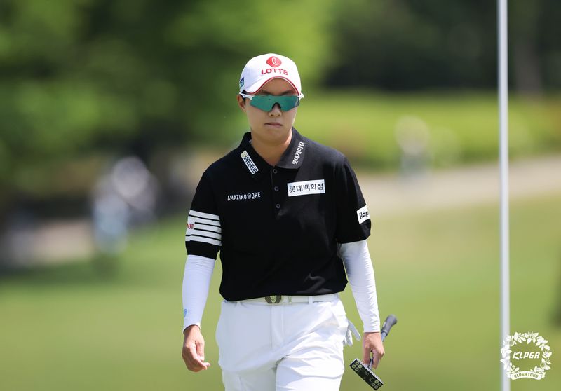 프로골퍼 김효주가 10일 경기 용인에 위치한 수원CC에서 열린 'NH투자증권 LADIES CHAMPIONSHIP' 마지막 라운드에서 그린을 파악하고 있다. KLPGA 제공