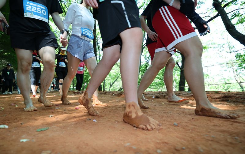 10일 대전 대덕구 계족산 일원에서 열린 제15회 선양계족산맨발축제 마사이마라톤 참가자들이 맨발로 황톳길을 지나고 있다. ⓒ 뉴스1 김기태 기자
