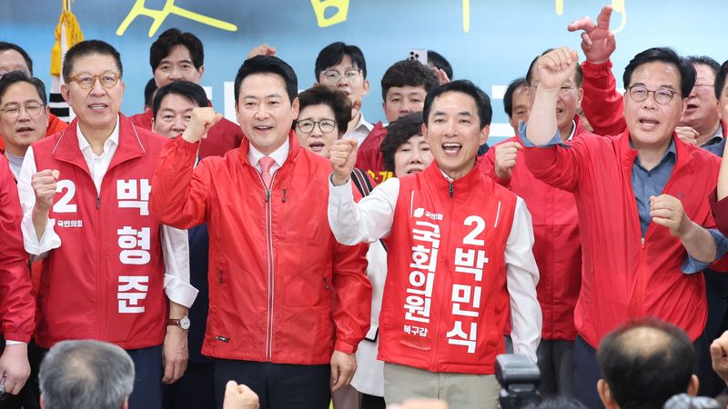 장동혁 국민의힘 대표와 부산 북갑 국회의원 보궐선거에 출마한 박민식 후보가 10일 부산 북구 박 후보 선거사무소에서 열린 선거사무소 개소식에서 참석자들과 파이팅을 외치고 있다. 왼쪽은 박형준 부산시장 후보. 뉴스1