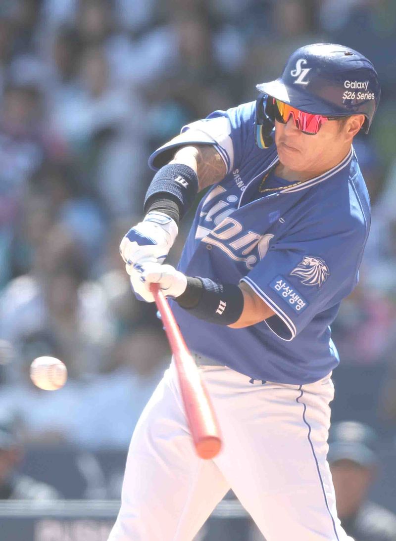 10일 경남 창원NC파크에서 열린 2026 KBO 프로야구 삼성 라이온즈와 NC 다이노스의 경기. 2회 초 2사 주자가 없는 상황 삼성 3번 최형우가 안타를 치고 있다. 이 안타는 KBO 통산 최초 4500루타다. 연합뉴스