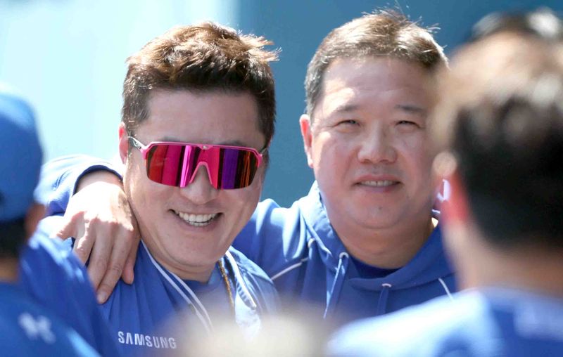10일 경남 창원NC파크에서 열린 2026 KBO 프로야구 삼성 라이온즈와 NC 다이노스의 경기. 2회 초 2사 주자가 없는 상황 안타로 4천500루타 기록을 달성한 삼성 3번 최형우가 이닝 종료 후 더그아웃에서 박진만 감독과 동료에게 축하받고 있다.연합뉴스