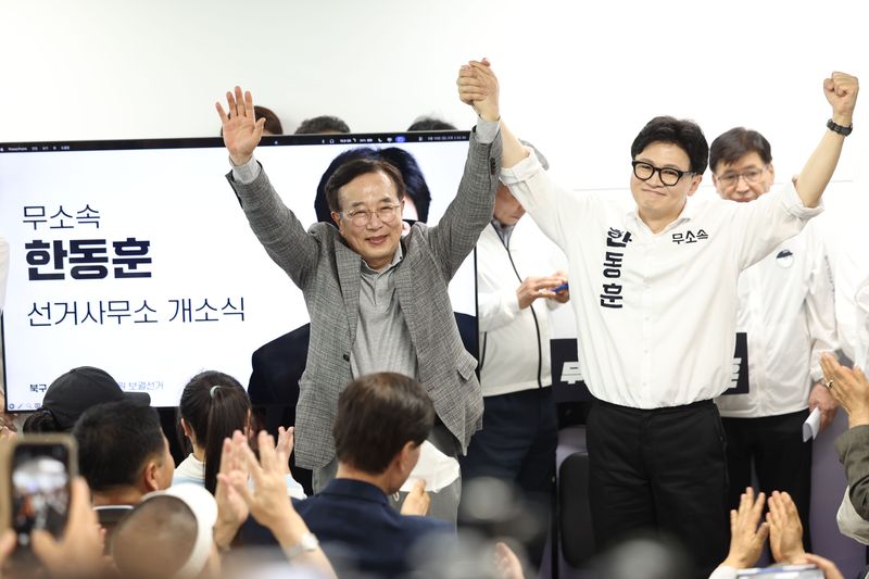 한동훈 무소속 6·3 국회의원 부산 북구갑 보궐선거 후보가 10일 부산 북구 선거 캠프에서 열린 선거 사무소 개소식에서 서병수 명예선대위원장과 인사하고 있다. 뉴시스