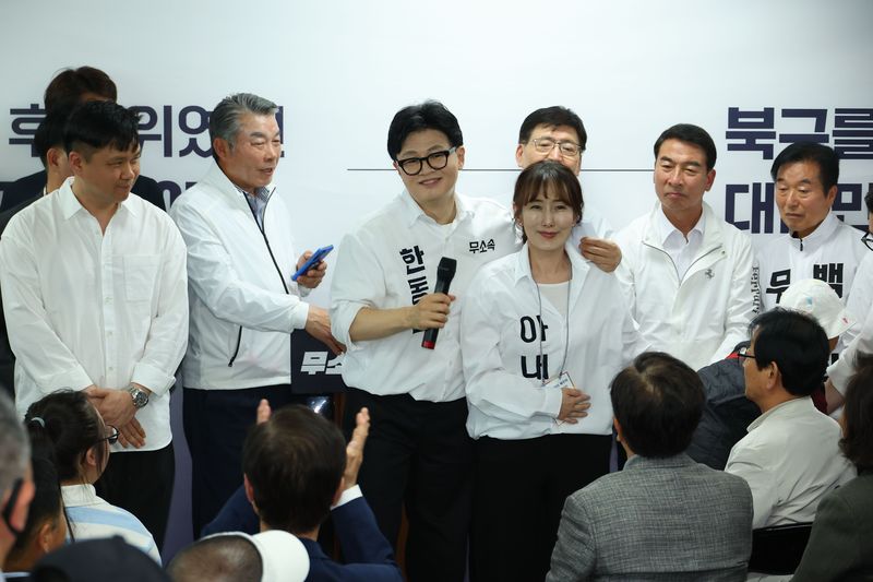 6·3 보궐선거에서 부산 북갑에 출마하는 한동훈 전 국민의힘 대표가 10일 선거사무소를 열었다. 무소속으로 출마하는 한 후보(왼쪽 세번째)가 아내 진은정 변호사(왼쪽 네번째)를 소개하고 있다. 연합뉴스