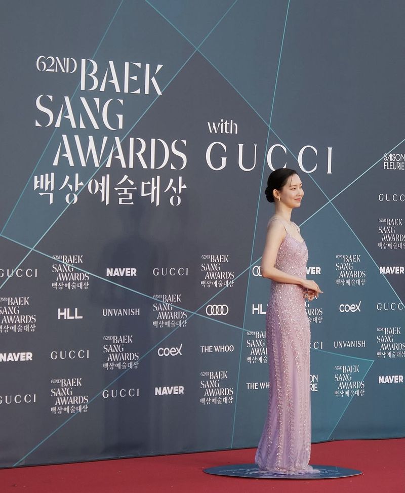 '꽈당 사고' 신현빈, 유쾌한 '백상' 비하인드 컷 공개