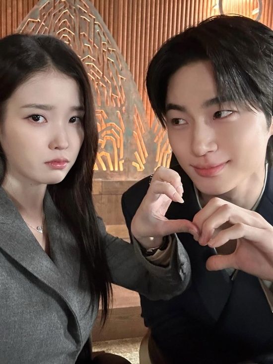 '21세기 대군부인' 아이유&middot;변우석, 얼굴 닿을 듯 다정한 '투샷'