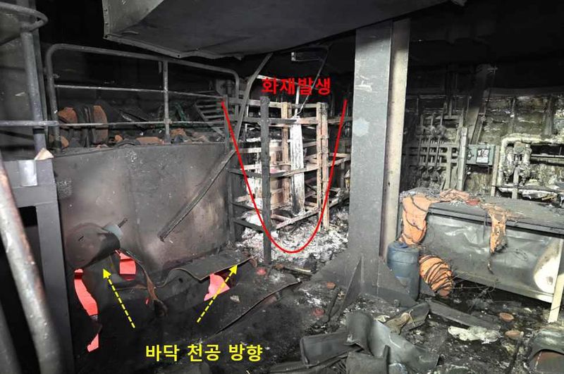 HMM 나무호의 선체 내부가 화재로 파손된 모습. 외교부 제공