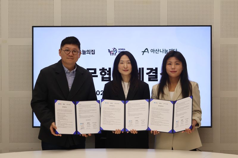 황훈 오늘의집 대외협력실장(왼쪽부터), 박정균 코리아스타트업포럼 전략기획실장, 최유나 아산나눔재단 경영본부장이 업무협약을 맺고 있다. 코리아스타트업포럼 제공.