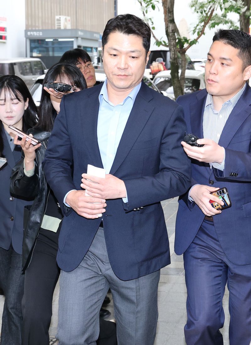 특검 출석하는 최재훈 대전지검 부장검사 (과천=연합뉴스) 김주형 기자 = 최재훈 대전지검 중요경제범죄조사단 부장검사(가운데)가 11일 경기도 과천에 마련된 권창영 2차 종합특별검사팀 사무실에 김건희 여사의 도이치모터스 주가조작 등의 혐의 사건과 관련해 참고인으로 출석하고 있다. 연합뉴스