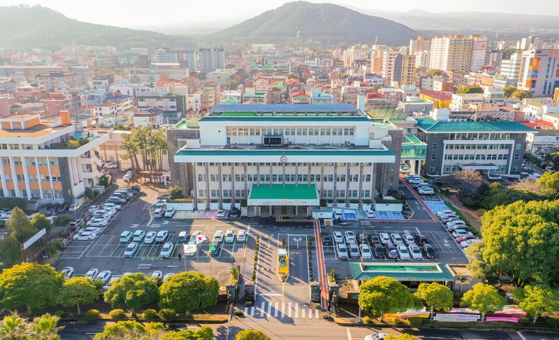 제주도청 전경. 제주특별자치도가 고유가 피해지원금 1차 지급을 지난 8일 마무리했다. 취약계층 4만1671명에게 총 246억원이 지급됐다. /사진=제주특별자치도 제공