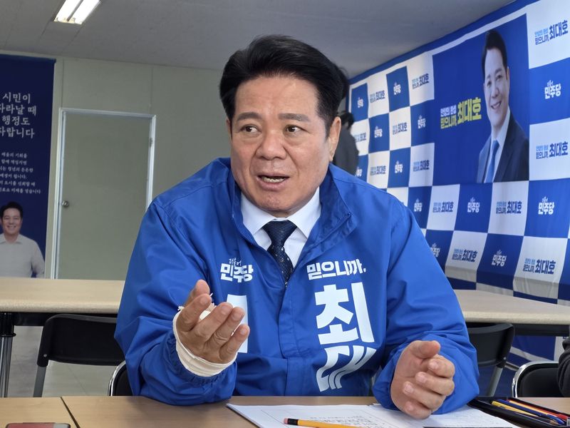 최대호 더불어민주당 안양시장 후보가 지난 6일 파이낸셜뉴스와 인터뷰에서 4선 도전의 이유에 대해 설명하고 있다. 사진=장충식 기자