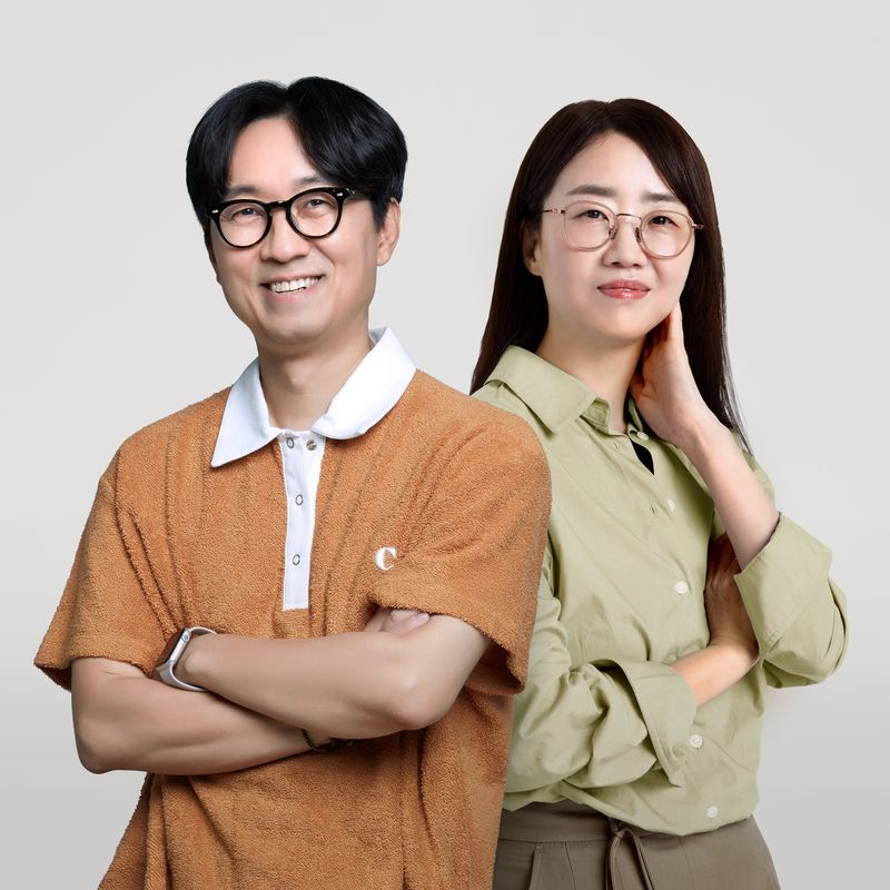 KB국민은행 새 모델 장항준(왼쪽), 김은희. KB국민은행 제공