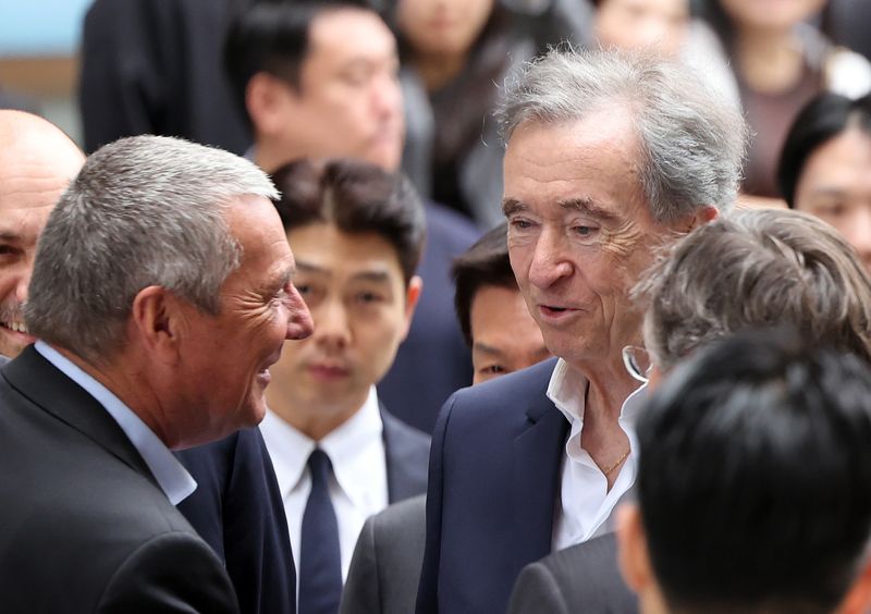 베르나르 아르노 루이비통모에헤네시(LVMH) 회장이 11일 서울 중구 소공동 신세계백화점 본점 ‘더 리저브’를 방문해 관계자들과 대화를 나누고 있다. 2026.5.11 ⓒ 뉴스1 김진환 기자
