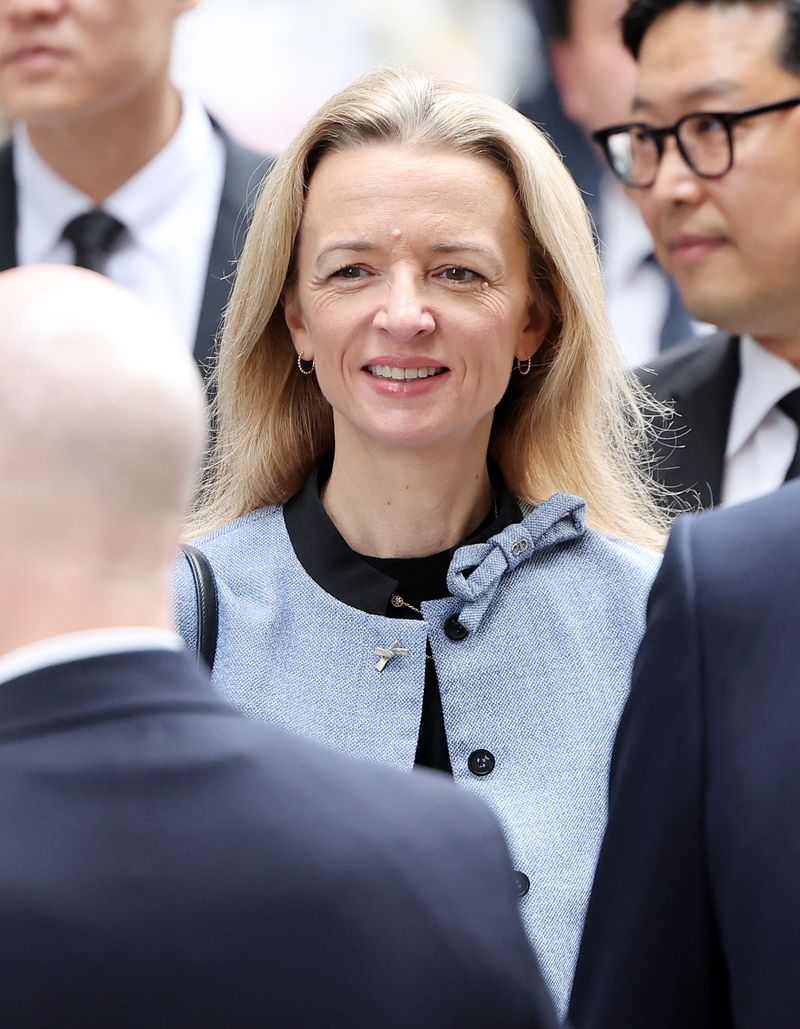 베르나르 아르노 루이뷔통모에헤네시(LVMH) 회장의 장녀인 델핀 아르노 크리스챤 디올 CEO가 11일 서울 중구 소공동 신세계백화점 본점 ‘더 리저브’를 방문하고 있다. 2026.5.11 ⓒ 뉴스1 김진환 기자
