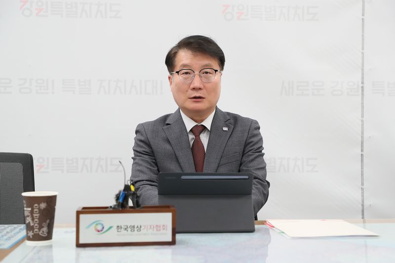 여중협 강원도지사 권한대행이 11일 도청 기자실에서 간담회를 갖고 문체부 공모사업에 대해 설명하고 있다. 강원자치도 제공
