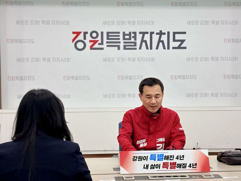 국민의힘 김진태 강원도지사 후보가 11일 강원도청 브리핑룸에서 기자간담회를 열고 4대 반값 시리즈 공약을 내놨다. 김진태 캠프 제공