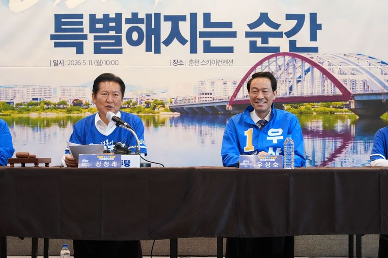 11일 춘천시 스카이컨벤션에서 열린 더불어민주당 중앙선거대책위원회의에 참석한 정청래 대표와 우상호 강원도지사 예비후보(사진 왼쪽부터). 우상호 캠프 제공