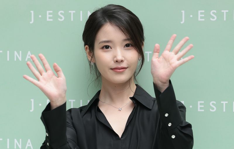 배우 겸 가수 아이유가 11일 서울 송파구 제이에스티나 본사 쇼룸에서 열린 포토콜 행사에 참석해 사랑스러운 인사를 하고 있다. ⓒ 뉴스1 권현진 기자 /사진=뉴스1