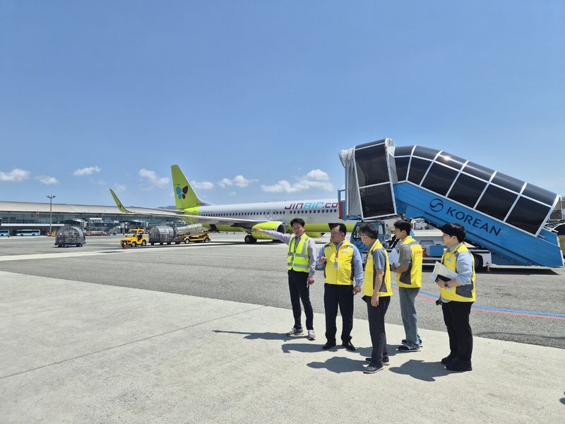 윤영진 한국공항공사 건설기술본부장(왼쪽 두번째)이 11일 김해공항 집중안전점검 현장에서 계류장을 점검하고 있다.