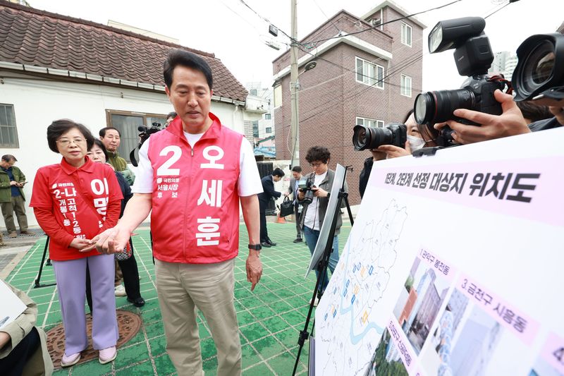 오세훈 국민의힘 서울시장 후보가 11일 서울 구로구 고지대 주택가 일대를 방문해 고지대 이동약자 편의시설 공약을 발표하고 있다. 2026.5.11 ⓒ 뉴스1 이호윤 기자