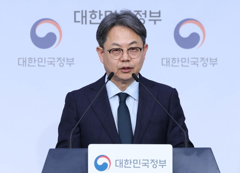 김성훈 인사혁신처 차장이 11일 정부서울청사에서 성과역량 중심 '5급 조기승진제' 도입 등 공직 역량 강화 추진 관련 공무원 임용령 개정안 입법 예고 브리핑을 하고 있다. 뉴시스