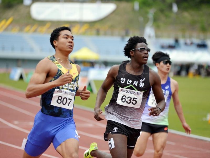 비웨사(가운데)와 조엘진 (출처=연합뉴스)