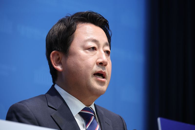 [서울=뉴시스] 조성봉 기자 = 김용남 더불어민주당 평택시을 후보가 지난 6일 오후 서울 여의도 국회 소통관에서 열린 ‘새로운 평택시을 3대비전’ 공약 발표 기자회견에서 발언을 하고 있다.2026.05.06. suncho21@newsis.com